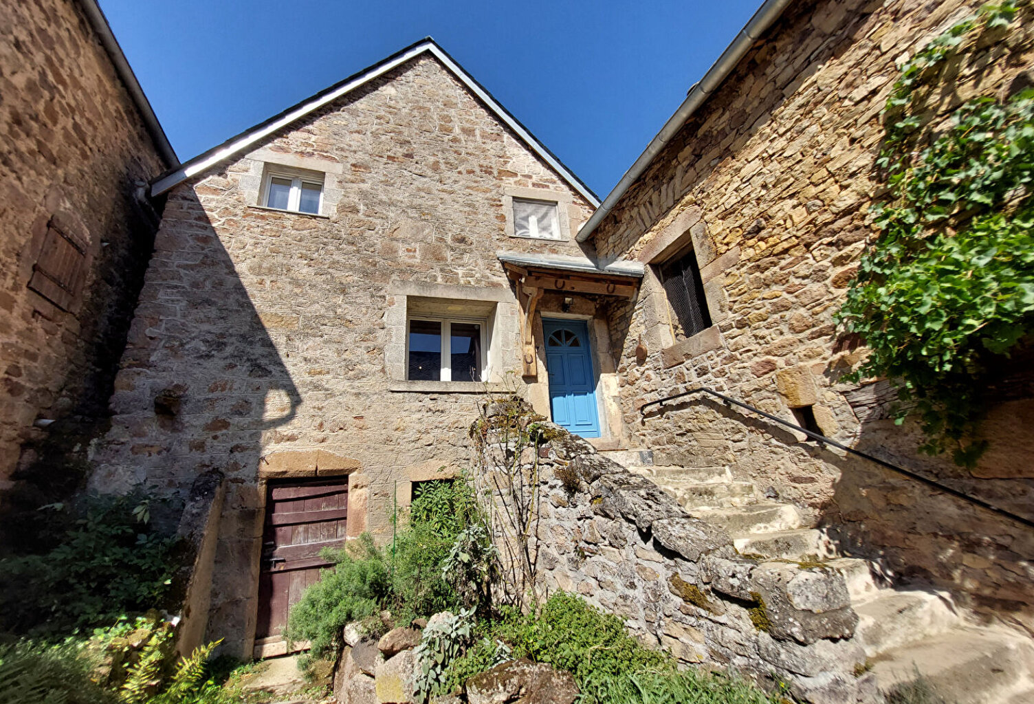 Maison de type 2 avec une cour, grande cave et grange attenante - DRUELLE — photo 1