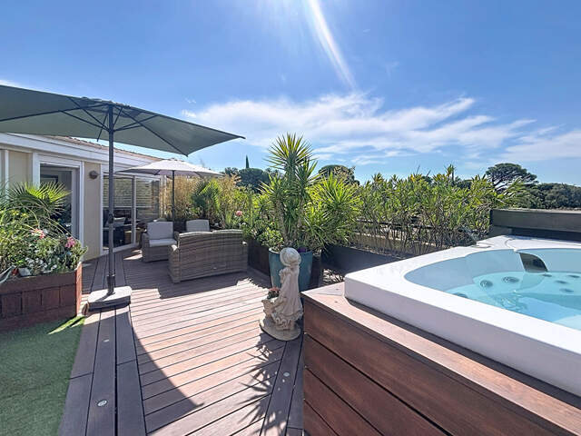 FREJUS - VILLA SUR LE TOIT T4 DE 103 M² TERRASSE DE PLUS DE 50 M² AVEC JACUZZI — photo du bien