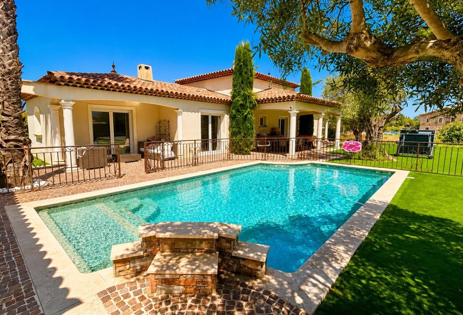 **LE MUY  MAISON FAMILIALE AVEC PISCINE, BEAUX VOLUMES ET VUE DÉGAGÉE** — photo 1