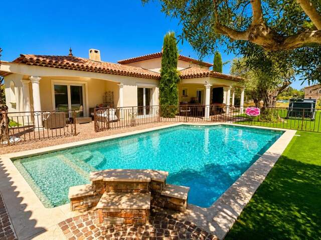 **LE MUY  MAISON FAMILIALE AVEC PISCINE, BEAUX VOLUMES ET VUE DÉGAGÉE** — photo du bien