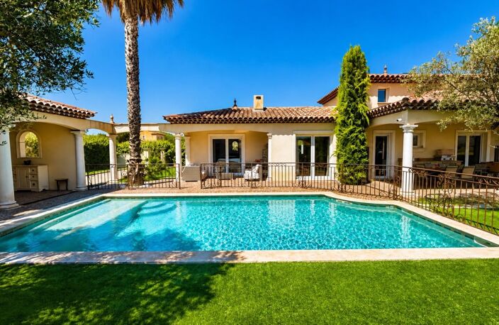 **LE MUY  MAISON FAMILIALE AVEC PISCINE, BEAUX VOLUMES ET VUE DÉGAGÉE** — photo 3
