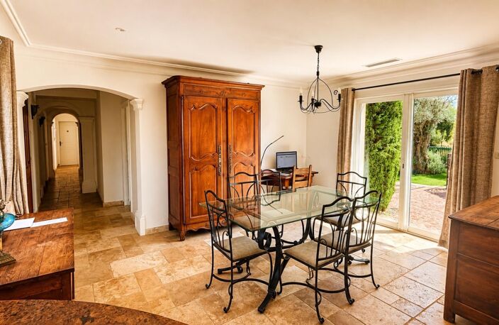 **LE MUY  MAISON FAMILIALE AVEC PISCINE, BEAUX VOLUMES ET VUE DÉGAGÉE** — photo 4