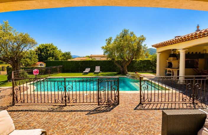 **LE MUY  MAISON FAMILIALE AVEC PISCINE, BEAUX VOLUMES ET VUE DÉGAGÉE** — photo 5