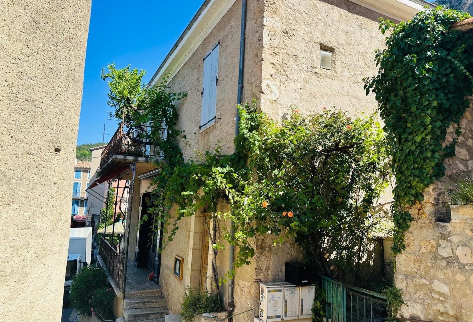 Maison avec murs commerciaux à Moustiers-Sainte-Marie — photo 1