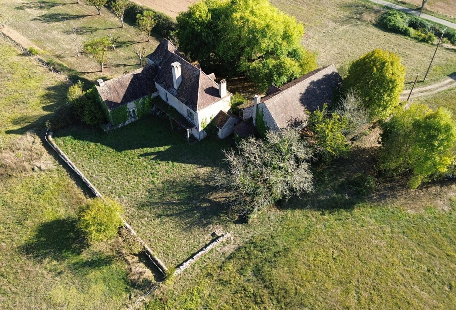Calvignac, propriété et dépendances au bord du lot — photo 1