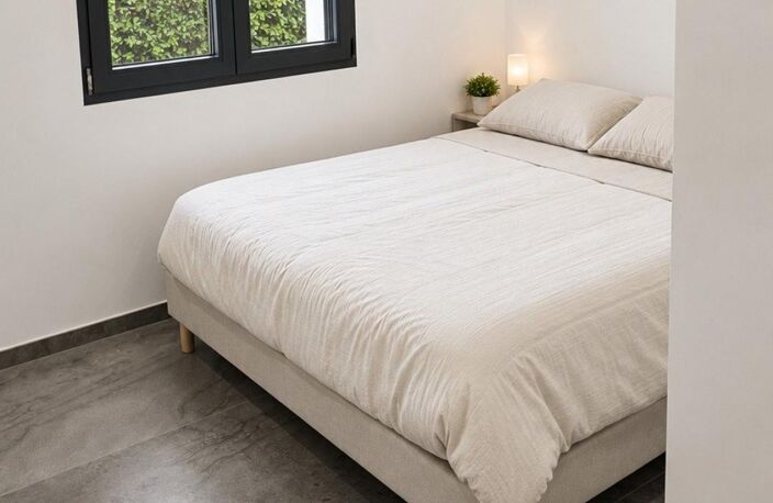 Voici quelques accroches courtes et percutantes :  Neuve & exceptionnelle Votre rêve commence ici Maison neuve d'exception Épervans, coup de cœur Un bien rare ! Prestations haut de gamme Le confort absolu Neuf, espace, liberté Maison + dépendance Une opportunité unique — photo 5