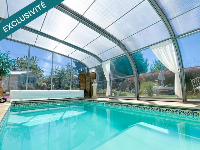 Maison individuelle 147 m²  4 chambres  Terrain 990 m²  Piscine couverte et chauffée — photo du bien