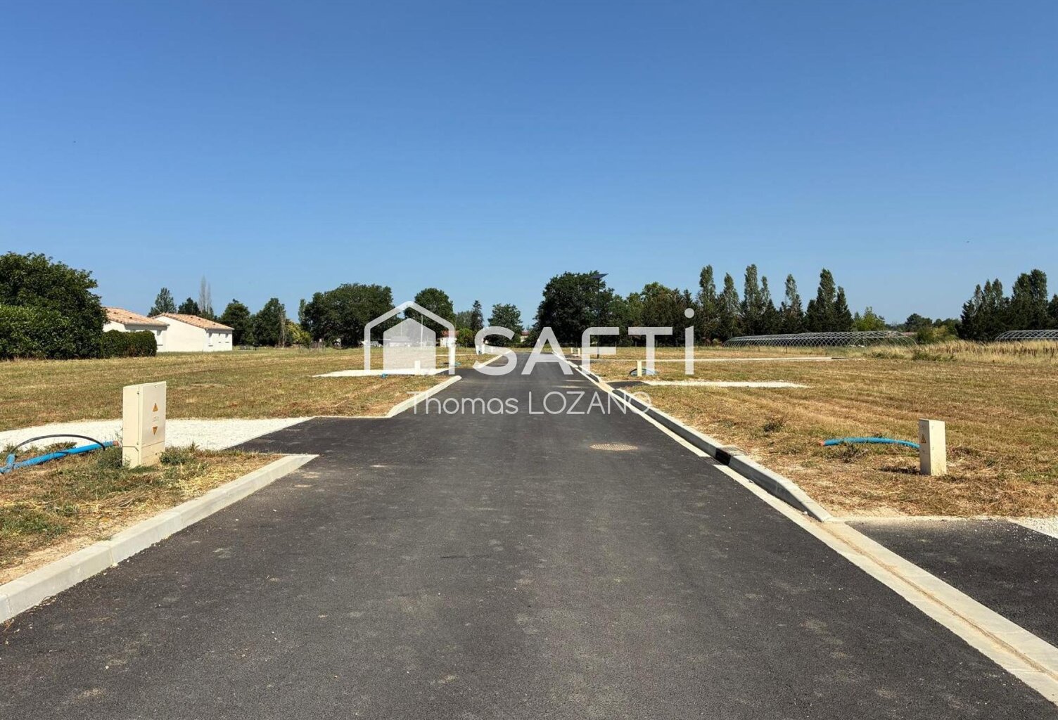 Terrain a batir de 597 m2 Plat et viabilisé — photo 1