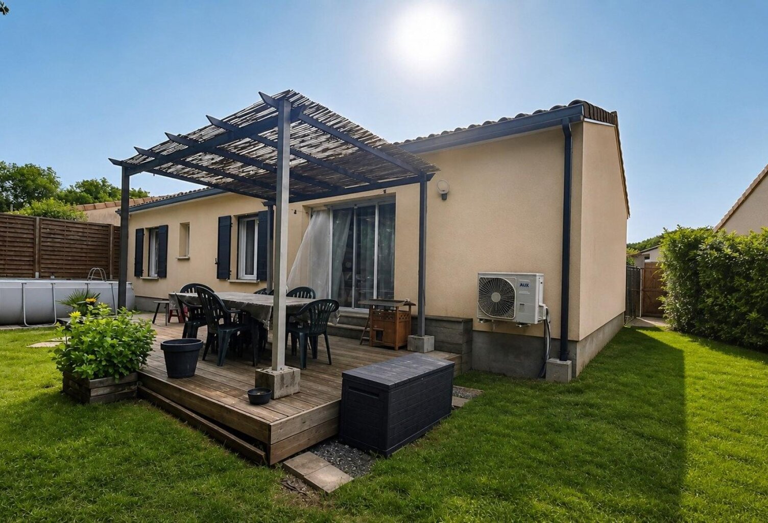 maison de 92 m2 avec trois chambres et un bureau situé a Saint Quentin de Baron sur un terrain de 440m2 proche de toute commodité — photo 1