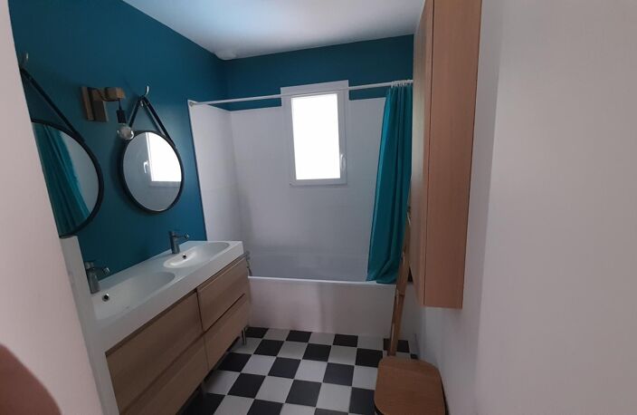 maison de 92 m2 avec trois chambres et un bureau situé a Saint Quentin de Baron sur un terrain de 440m2 proche de toute commodité — photo 4