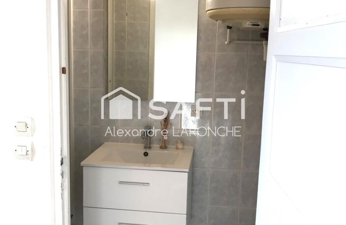 Appartement avec combles aménageables , parking, garage, cave donnant accès à un jardinet. — photo 4