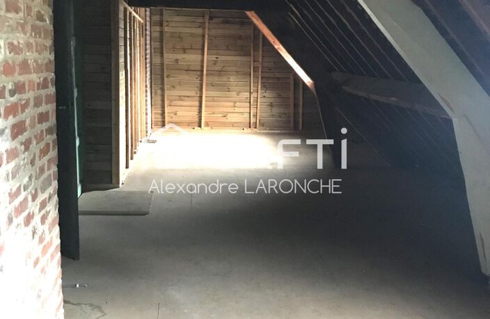 Appartement avec combles aménageables , parking, garage, cave donnant accès à un jardinet. — photo 5