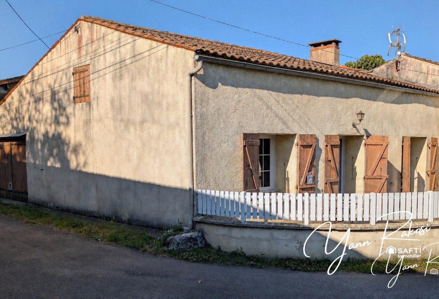 SAINT-SAVINIEN : BEAU POTENTIEL AVEC GRAND GARAGE — photo 1