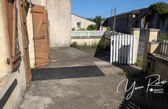 SAINT-SAVINIEN : BEAU POTENTIEL AVEC GRAND GARAGE — photo 2
