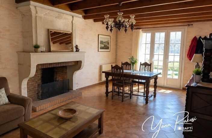 SAINT-SAVINIEN : BEAU POTENTIEL AVEC GRAND GARAGE — photo 3