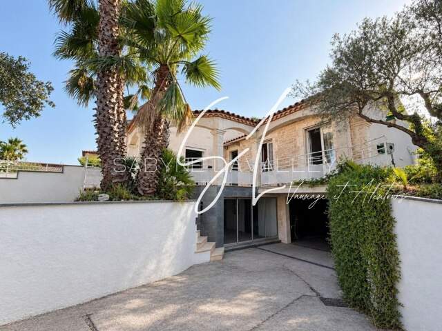 La VILLA MATHEA c'est 152 m², 931 m² de terrain, une piscine et de beaux volumes ici, l'espace ne manque pas, les projets non plus ! — photo du bien