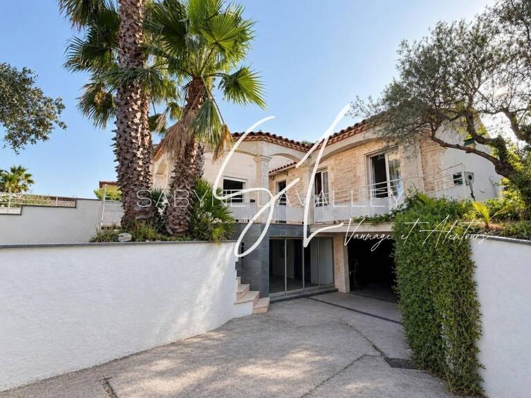 La VILLA MATHEA c'est 152 m², 931 m² de terrain, une piscine et de beaux volumes ici, l'espace ne manque pas, les projets non plus ! — photo 1