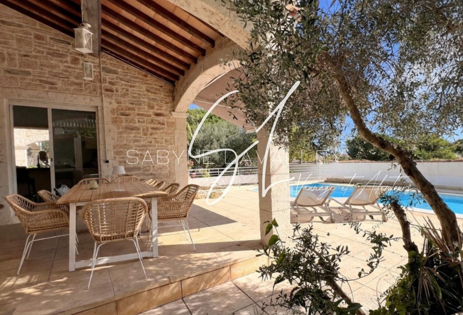 La VILLA MATHEA c'est 152 m², 931 m² de terrain, une piscine et de beaux volumes ici, l'espace ne manque pas, les projets non plus ! — photo 1