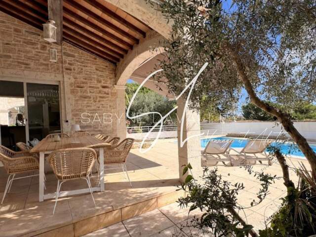 La VILLA MATHEA c'est 152 m², 931 m² de terrain, une piscine et de beaux volumes ici, l'espace ne manque pas, les projets non plus ! — photo du bien