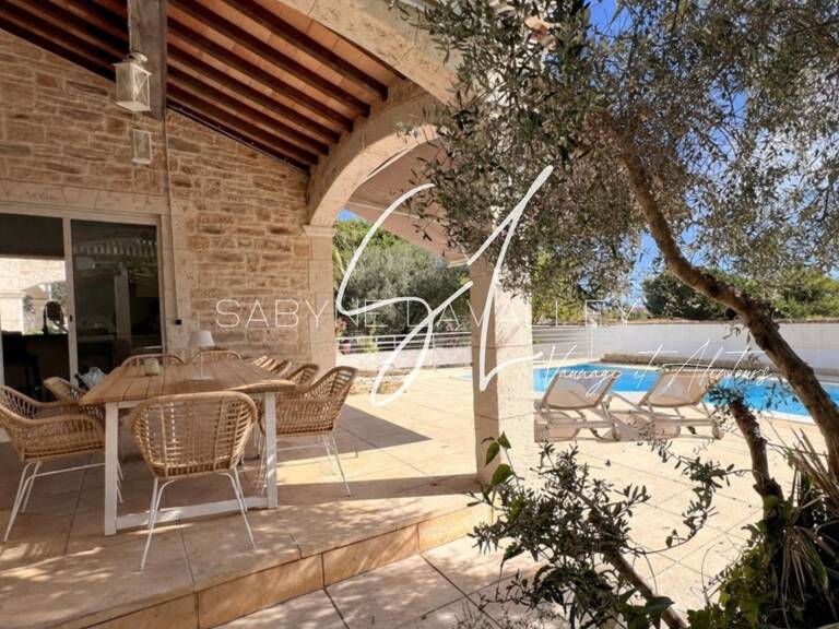 La VILLA MATHEA c'est 152 m², 931 m² de terrain, une piscine et de beaux volumes ici, l'espace ne manque pas, les projets non plus ! — photo 1