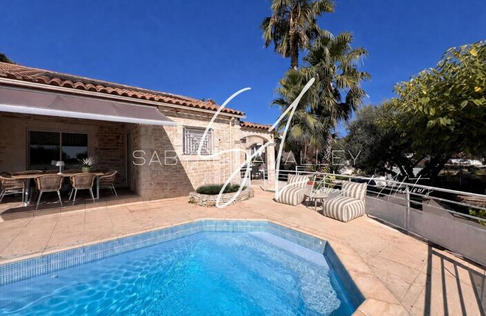La VILLA MATHEA c'est 152 m², 931 m² de terrain, une piscine et de beaux volumes ici, l'espace ne manque pas, les projets non plus ! — photo 2