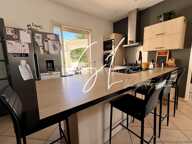 La VILLA MATHEA c'est 152 m², 931 m² de terrain, une piscine et de beaux volumes ici, l'espace ne manque pas, les projets non plus ! — photo 4