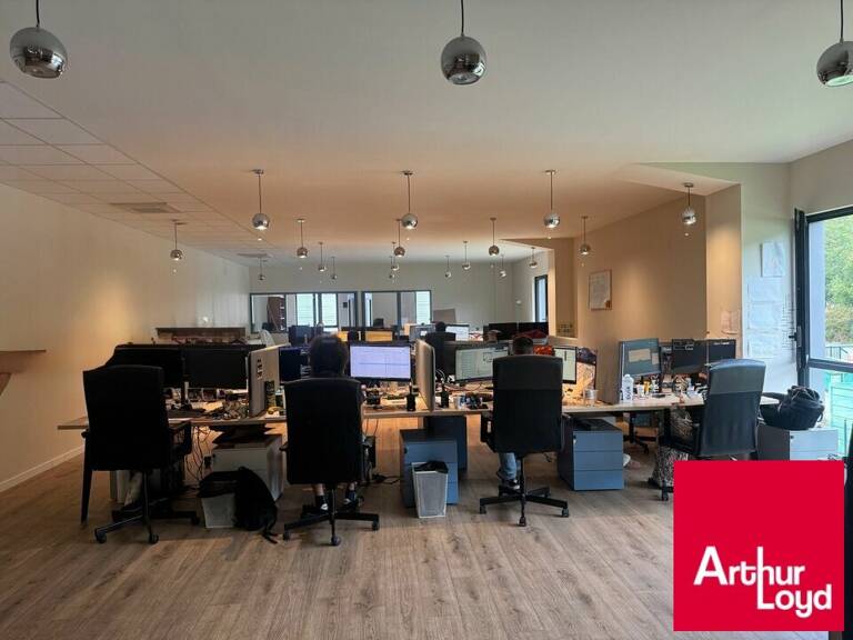 BUREAUX à LOUER — photo 1