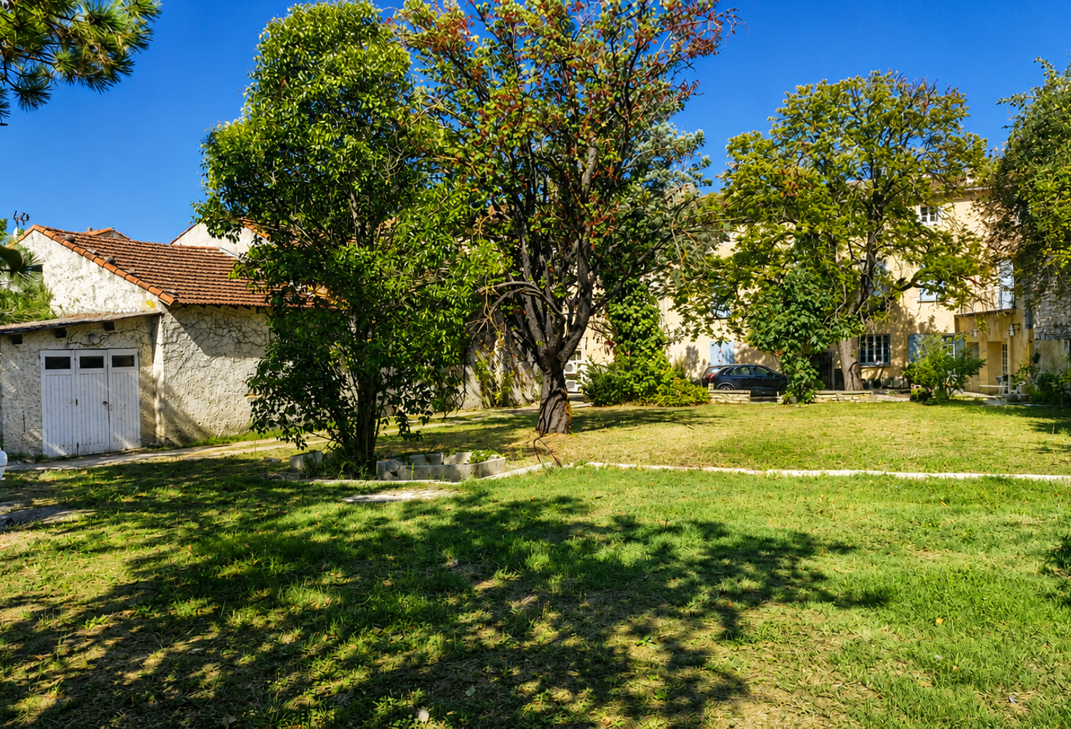 ENSEMBLE IMMOBILIER   HYPERCENTRE DE PERNES-LES-FONTAINES   7 LOGEMENTS LOUÉS   UNE MAISON - UN HANGAR -FORT P — photo 1