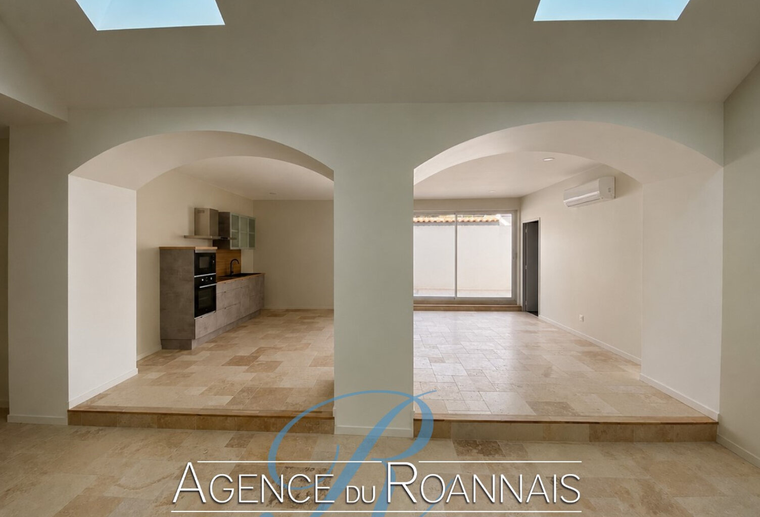 Maison type loft à vendre à ROANNE avec 4 chambres, cour et — photo 1