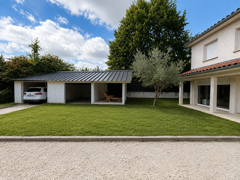 LOCATION ECULLY 69130 MAISON MEUBLEE 5 PIECES 4 CHAMBRES TERRASSE JARDIN GARAGE PROCHE DES COMMERCES — photo 1