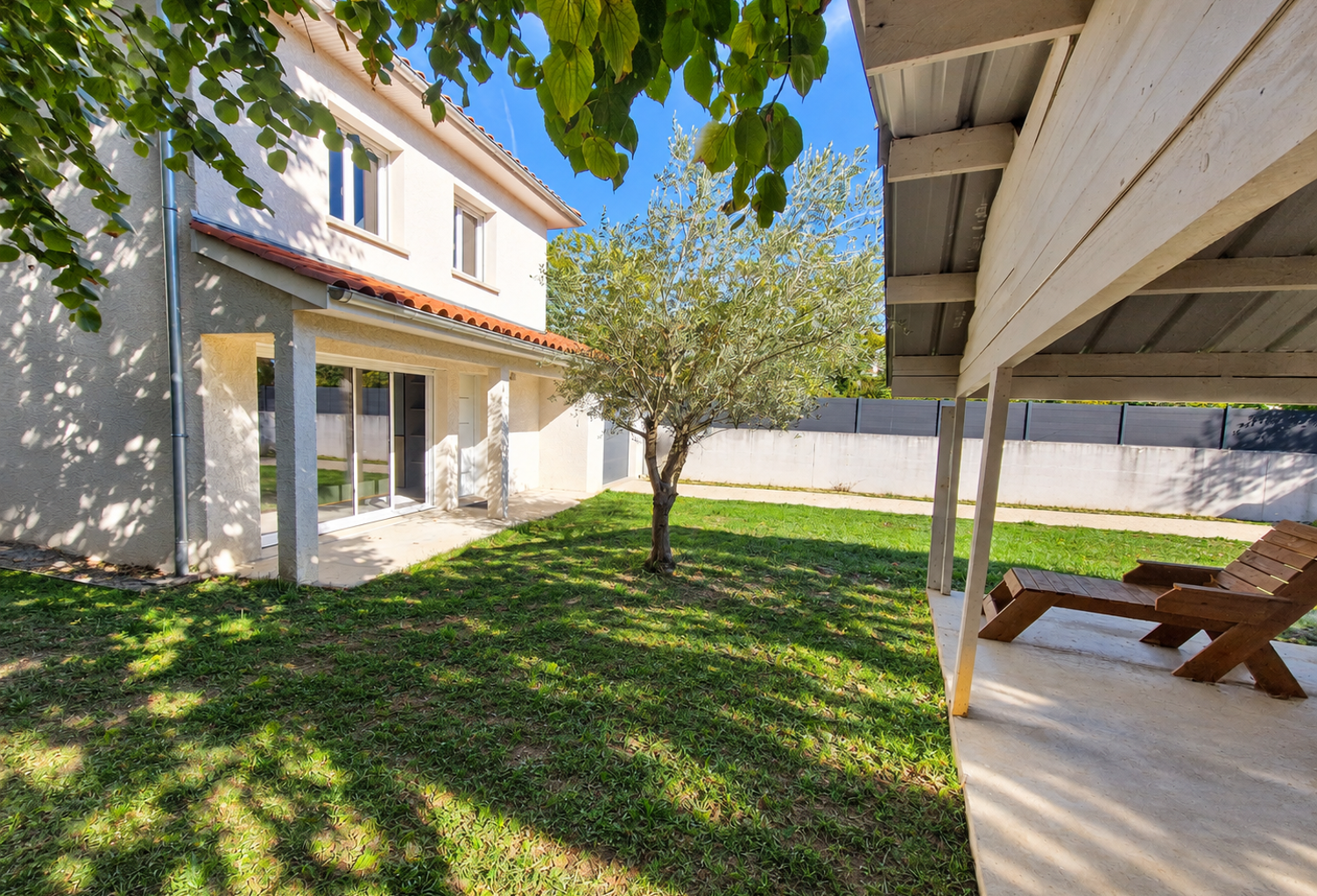 LOCATION ECULLY 69130 MAISON MEUBLEE 5 PIECES 4 CHAMBRES TERRASSE JARDIN GARAGE PROCHE DES COMMERCES — photo 1