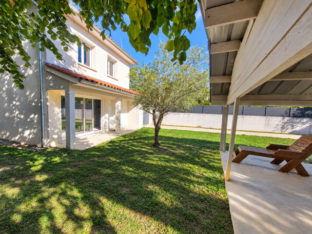 LOCATION ECULLY 69130 MAISON MEUBLEE 5 PIECES 4 CHAMBRES TERRASSE JARDIN GARAGE PROCHE DES COMMERCES — photo du bien