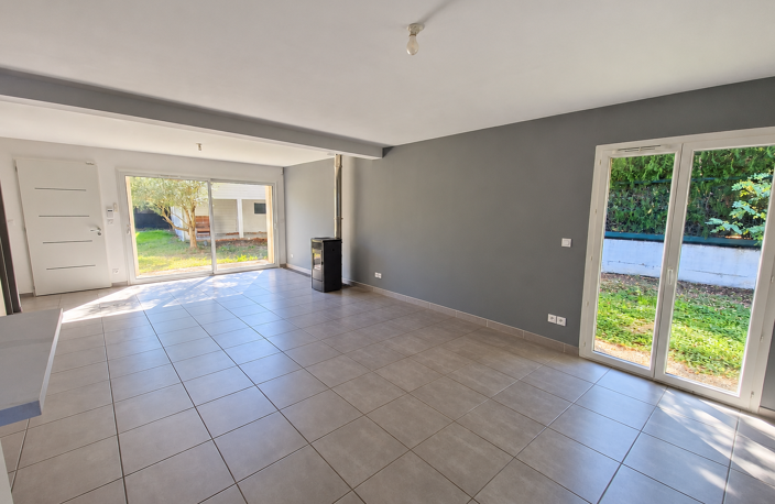 LOCATION ECULLY 69130 MAISON MEUBLEE 5 PIECES 4 CHAMBRES TERRASSE JARDIN GARAGE PROCHE DES COMMERCES — photo 3