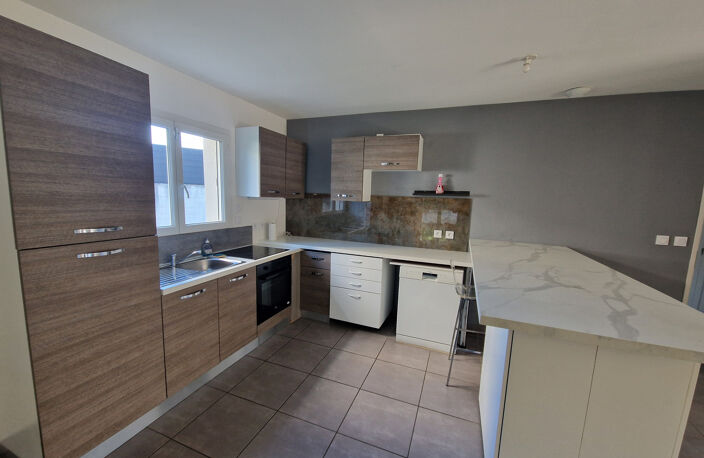 LOCATION ECULLY 69130 MAISON MEUBLEE 5 PIECES 4 CHAMBRES TERRASSE JARDIN GARAGE PROCHE DES COMMERCES — photo 4