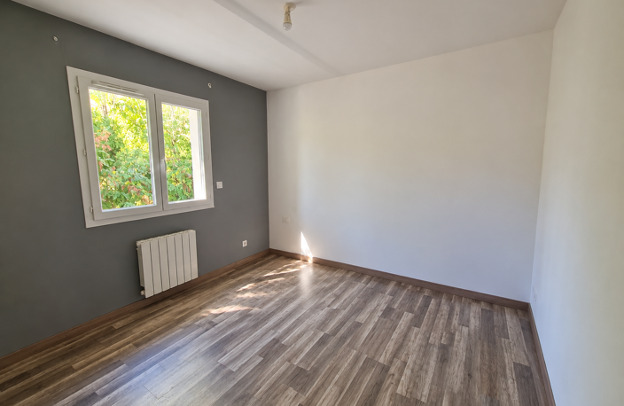 LOCATION ECULLY 69130 MAISON MEUBLEE 5 PIECES 4 CHAMBRES TERRASSE JARDIN GARAGE PROCHE DES COMMERCES — photo 5
