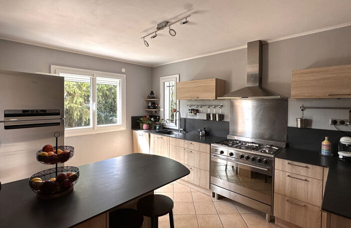 BELLE MAISON FAMILIALE DE 6 PIECES DE 148 M2 + ANNEXES SUR U — photo 3