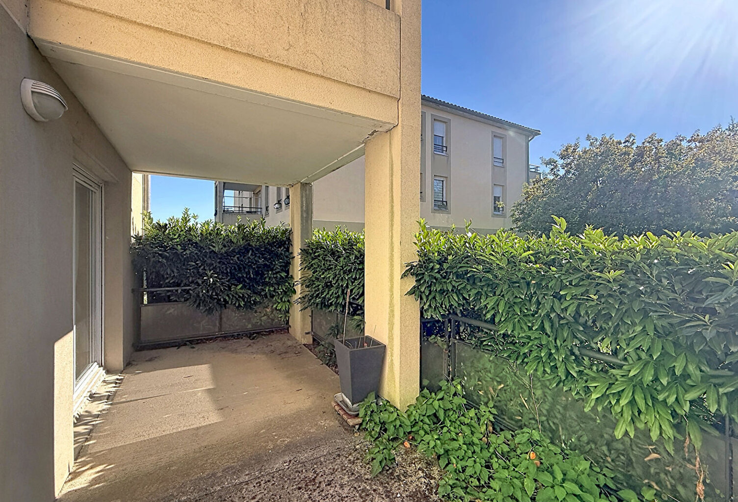 Appartement 3 Pièces 2 chambres, en rez de jardin dans résidence avec piscine et 2 parkings — photo 1