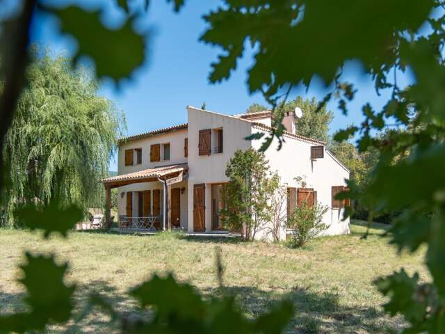 Exclusivité, Saint Etienne les Orgues, Belle maison familiale de 152 m2 avec piscine, garage et 5 350 m² de terrain — photo du bien