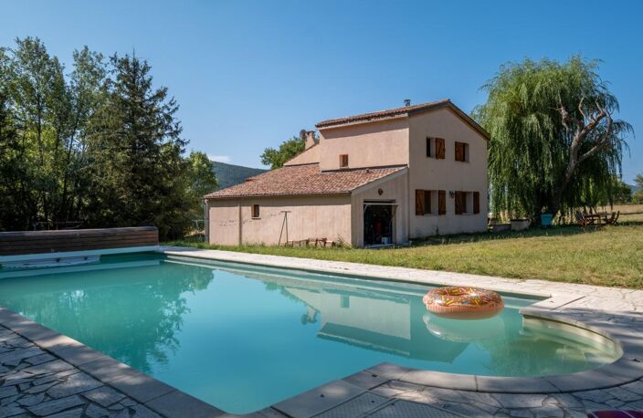 Exclusivité, Saint Etienne les Orgues, Belle maison familiale de 152 m2 avec piscine, garage et 5 350 m² de terrain — photo 2