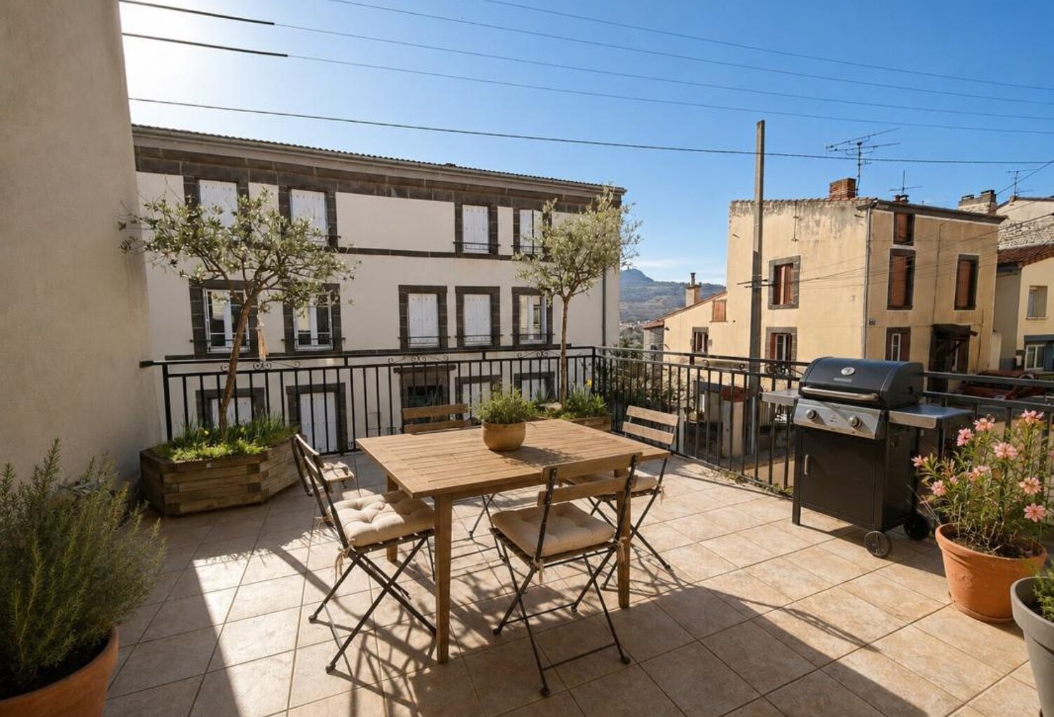 Maison de bourg avec terrasse et vue dégagée – Beaumont (63110) — photo 1