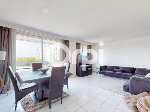 BRON – T4 séjour double traversant avec balcon et superbe vue sur Fourvière — photo du bien