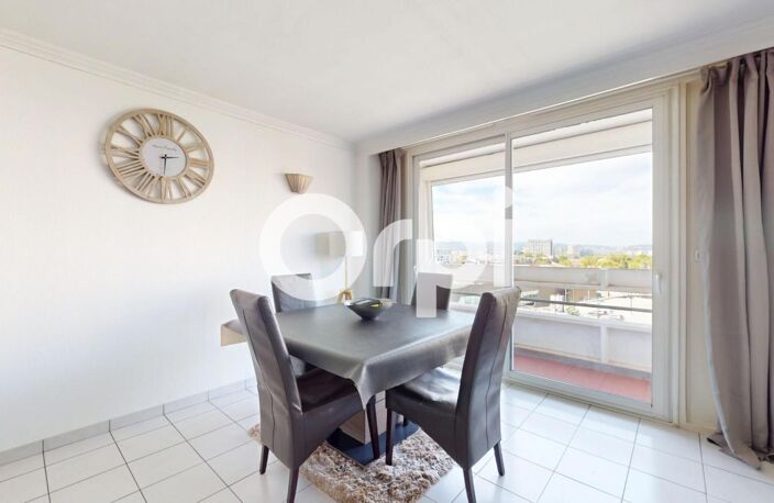 BRON – T4 séjour double traversant avec balcon et superbe vue sur Fourvière — photo 3
