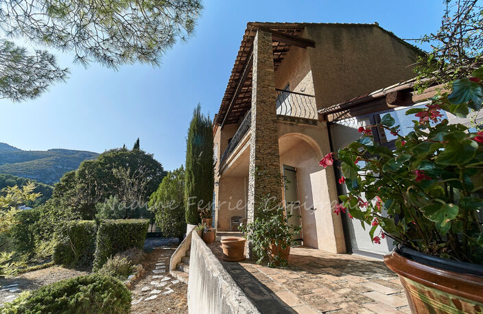 LASCOURS – MAISON FAMILIALE AVEC PISCINE, JARDIN EN RESTANQUES ET UNE VUE OMNIPRÉSENTE SUR LE GARLABAN — photo 2