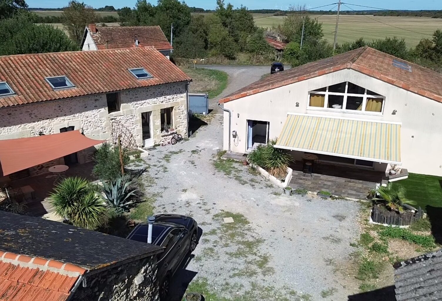 DEUX MAISONS RÉNOVÉES 150m² + 120m²– PARC DE 9 500 M² – À 20 MINUTES DE CHÂTELLERAULT — photo 1