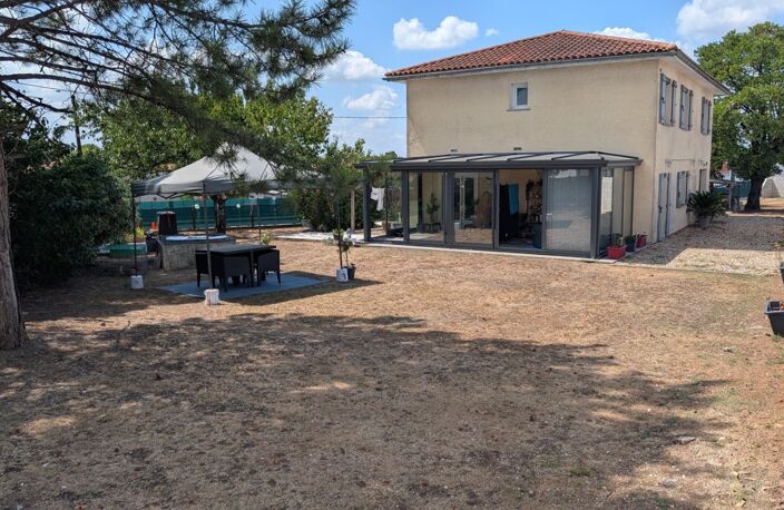 CHÂTEAUBERNARD – MAISON FAMILIALE DE 174 M² – 5 CHAMBRES – TERRAIN 950 M² – VÉRANDA CHAUFFÉE – DPE C — photo 2