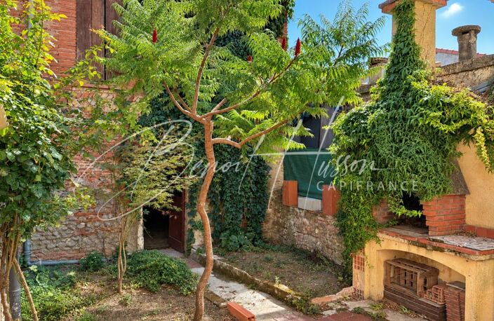 Maison de ville de 130m² avec cour, garage et dépendance — photo 3