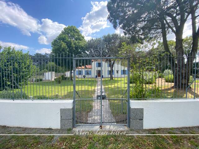 Maison à vendre 7 pièces CHALLANS (85), maison 4 chambres avec véranda, espace détente +piscine, terrain clos de 4730 m2 — photo du bien