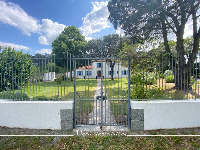 Maison à vendre 7 pièces CHALLANS (85), maison 4 chambres avec véranda, espace détente +piscine, terrain clos de 4730 m2 — photo 1