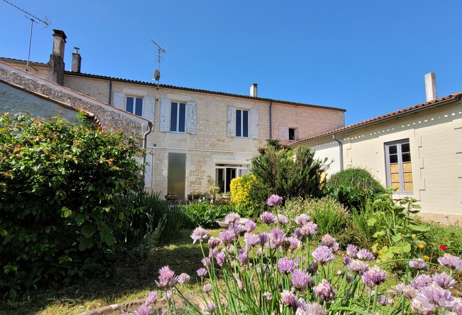 Maison avec fort potentiel + local commercial au centre de Bords — photo 1