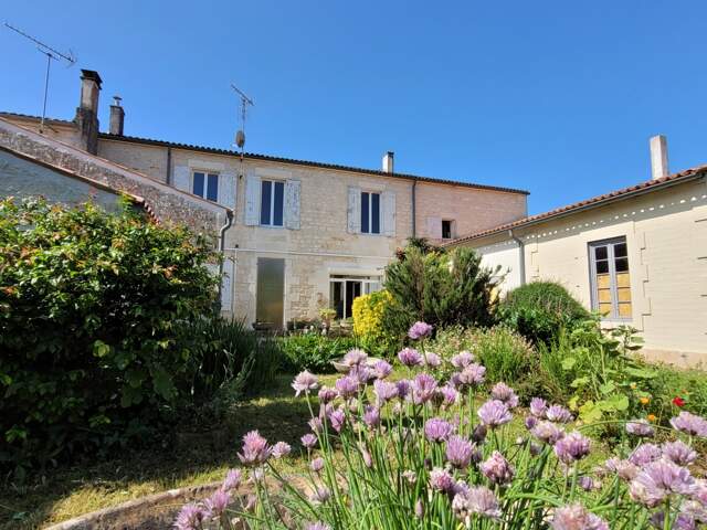 Maison avec fort potentiel + local commercial au centre de Bords — photo du bien